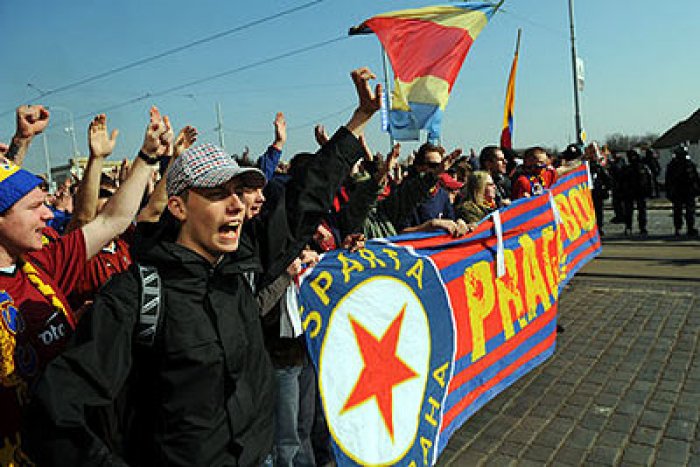 Fanoušci Sparty demonstrovali před stadionem