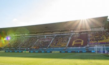 Dejvický otloukánek se začíná bránit. Opakovaně jsme byli sudími poškozeni, čertí se na Julisce