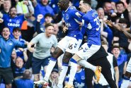 Everton se zachránil! Arsenal zdemoloval Wolves, United získali třetí místo