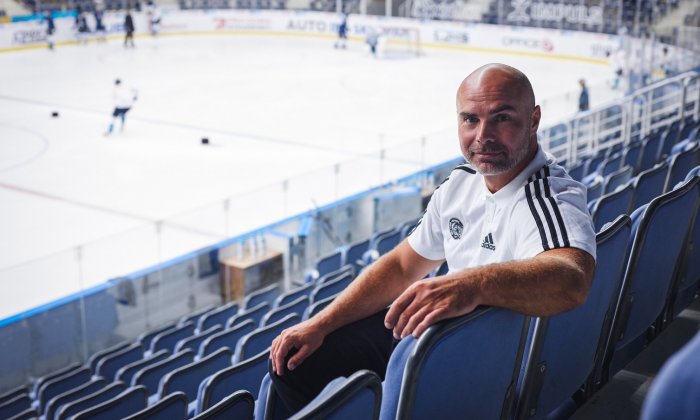 Nezmar se vrací pod Ještěd, ovšem nikoliv na stadion U Nisy. Mění sport a posiluje řady Bílých Tygrů