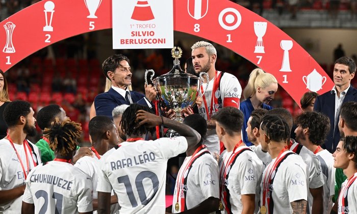 Tottenham se v Barceloně sesypal až posledních deset minut, AC Milán konečně utnul letní sérii porážek
