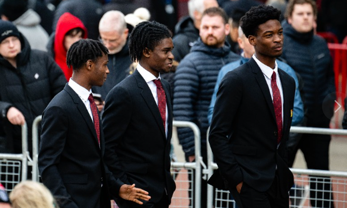 Ruce z kapes! Hvězdičky z Manchesteru naštvaly fanoušky při rozloučení s Charltonem