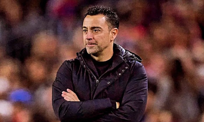 Xavi po vyhazovu z Barcelony nemá nouzi o nabídky. Po AC Milán si kouče oťukává Manchester United