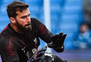 Nevymýšlí nic složitého, a přesto to přináší kýžený efekt, chválí práci Slota v Liverpoolu gólman Alisson