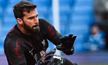 Nevymýšlí nic složitého, a přesto to přináší kýžený efekt, chválí práci Slota v Liverpoolu gólman Alisson