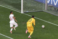 Portugalsko nasázelo Turecku tři branky. Ronaldo se blýskl parádním gestem, padl i bizarní vlastní gól