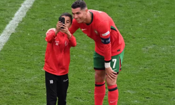 Fanoušci chtěli selfie s Ronaldem ještě během zápasu, malému klučinovi hvězda vyhověla