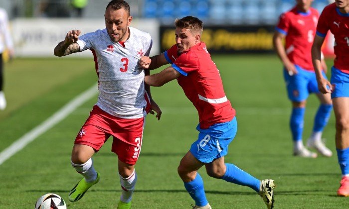 Velká nepříjemnost, záložník Sadílek se zranil a přijde o Euro. Nejel na kole, ale na tříkolce. Je to problém, tvrdí Hašek