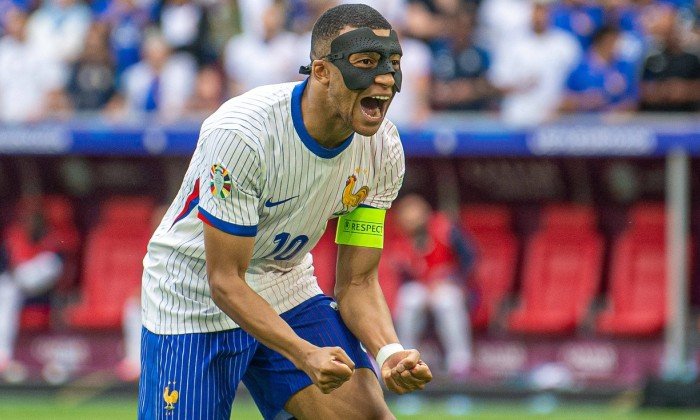 Mbappé přes masku jako by viděl věci ve 3D, popsal trenér Deschamps po postupu