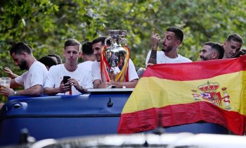 Španělské šampiony přijal král, pak vyrazili na oslavnou jízdu Madridem