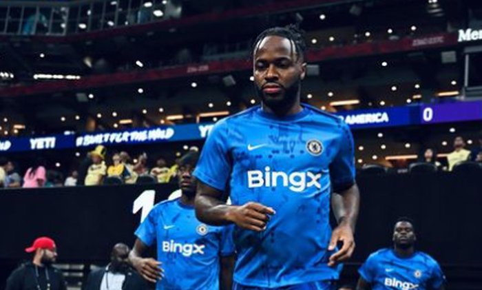 Liverpool, Manchester City, Chelsea a teď Arsenal. Sterling bude na severu Londýna hostovat do konce roku