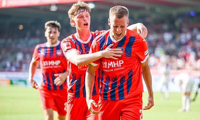 Heidenheim vede bundesligu, doma deklasoval 4:0 Augsburg. Müller dal v rekordním 710. zápase za Bayern gól