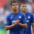 Smolař Hložek přišel o bitvu s Leverkusenem, Hoffenheim dostal nařezáno. Bayern si zastřílel