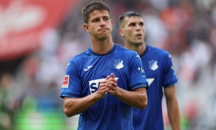 Smolař Hložek přišel o bitvu s Leverkusenem, Hoffenheim dostal nařezáno. Bayern si zastřílel