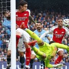 Bitva titánů končí smírem. Manchesteru City v zápase s Arsenalem zařídil remízu v 98. minutě Stones, Haaland dal 100. gól