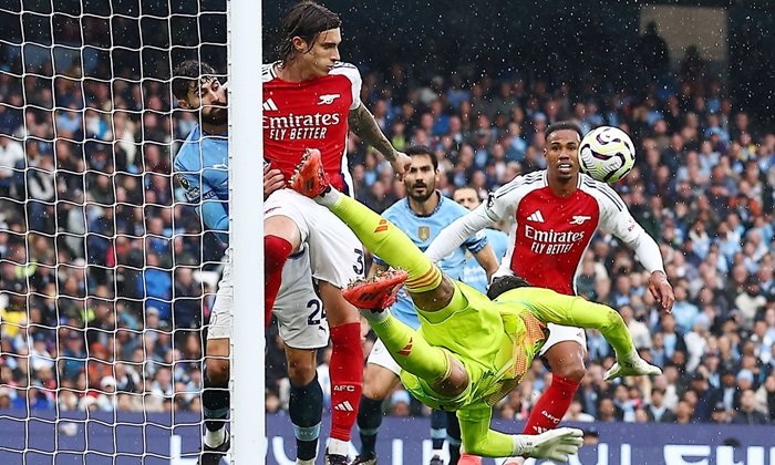 Bitva titánů končí smírem. Manchesteru City v zápase s Arsenalem zařídil remízu v 98. minutě Stones, Haaland dal 100. gól